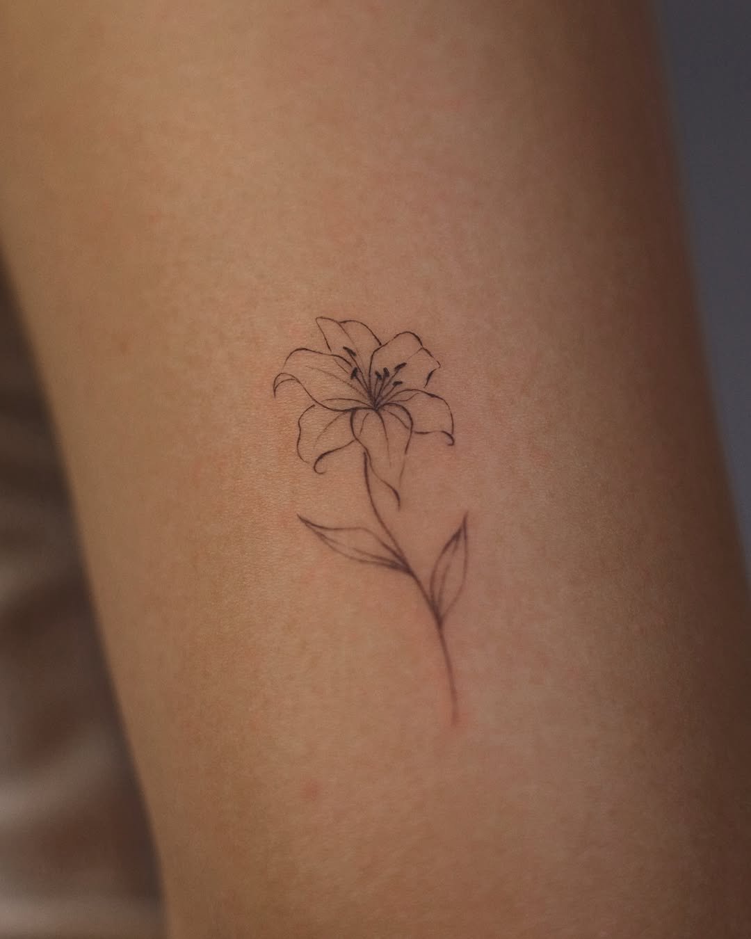 22-lilies-tattoo-ideas-that-blossom-with-meaning-and-style