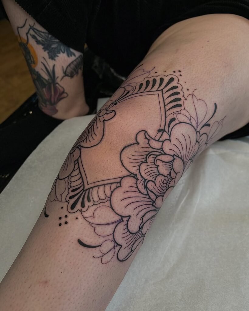 16 Stylish Around the Knee Tattoos for Women That Make a Bold Statement