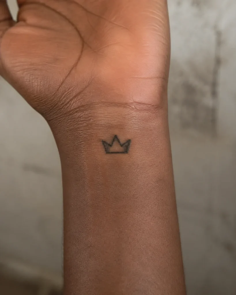Minimalist Crown T