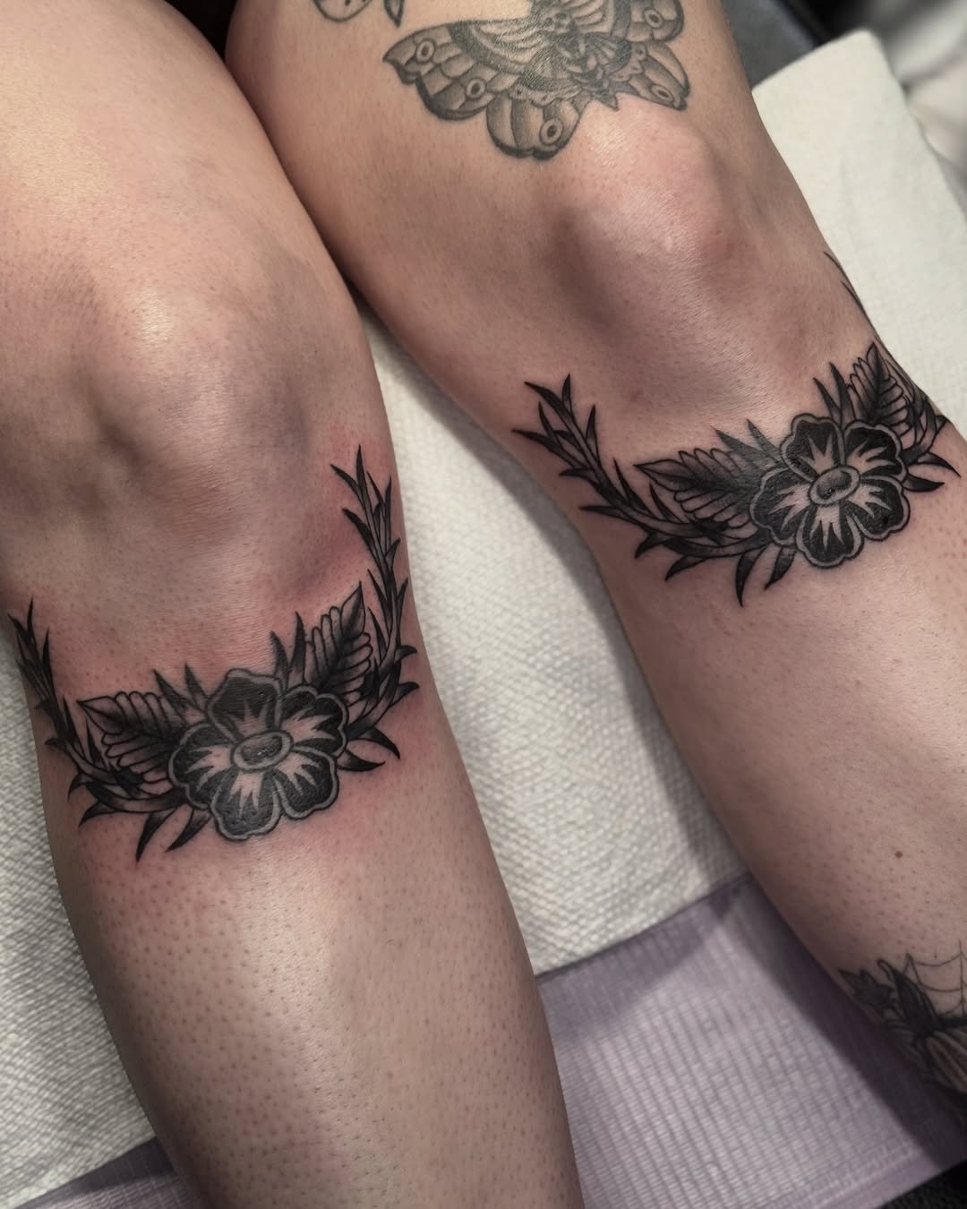 16 Stylish Around the Knee Tattoos for Women That Make a Bold Statement
