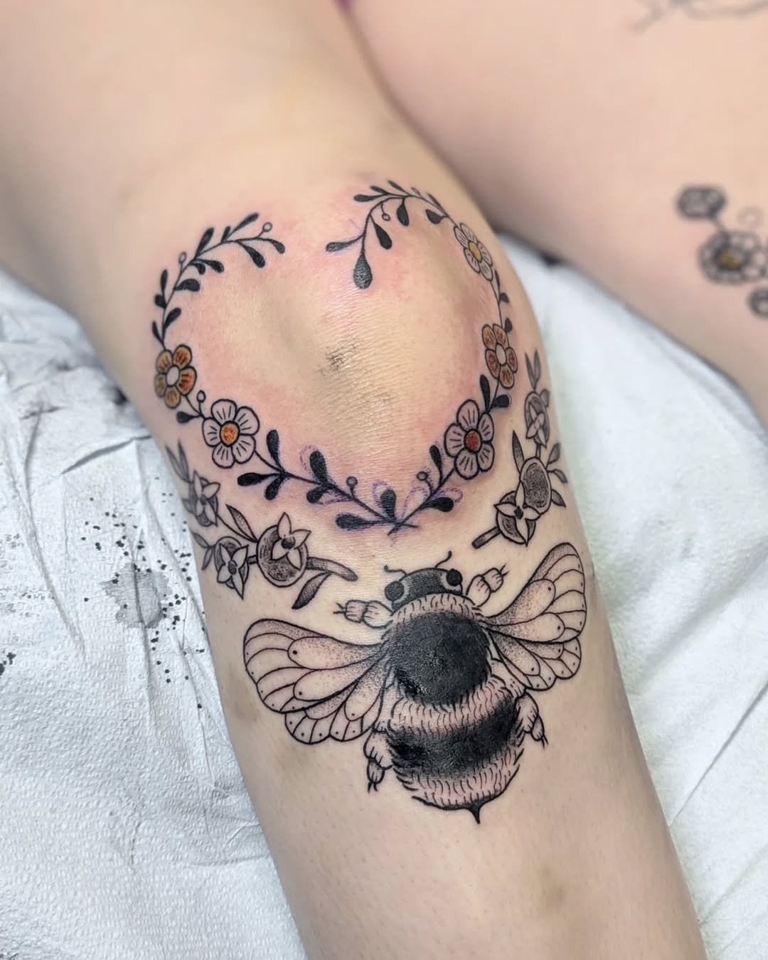16 Stylish Around the Knee Tattoos for Women That Make a Bold Statement