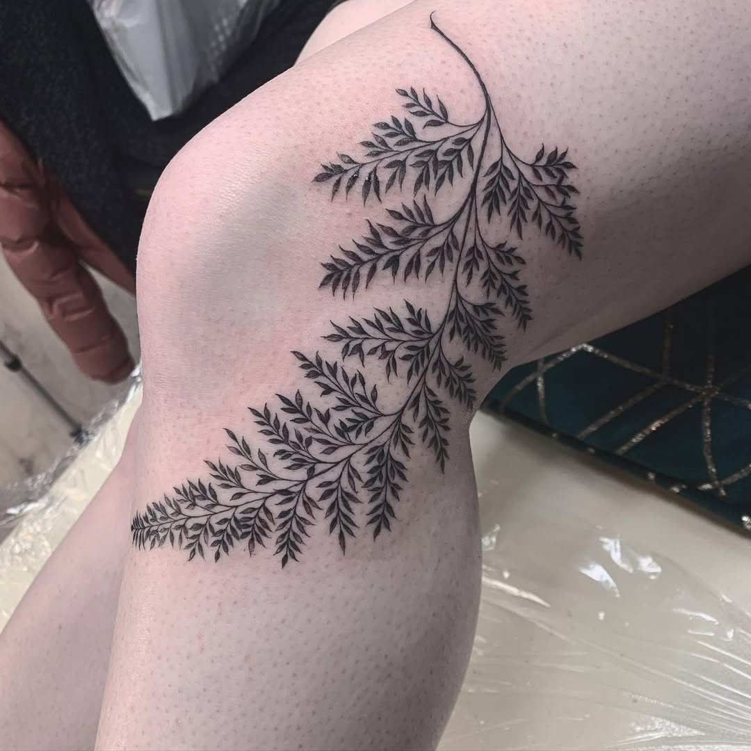 16 Stylish Around the Knee Tattoos for Women That Make a Bold Statement